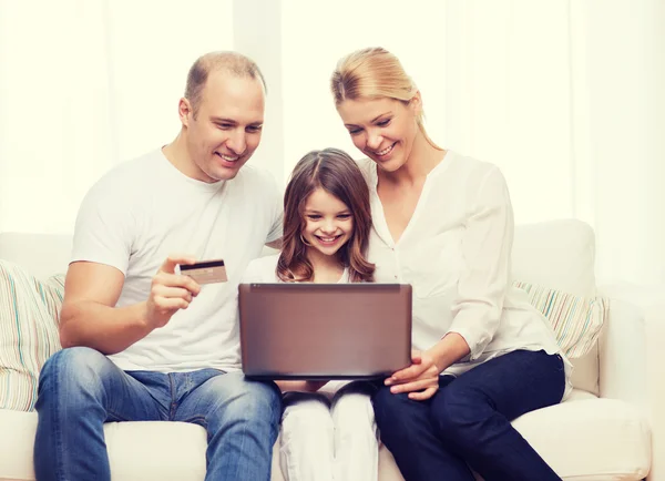 Родители и девушка с ноутбуком и кредитной картой — стоковое фото