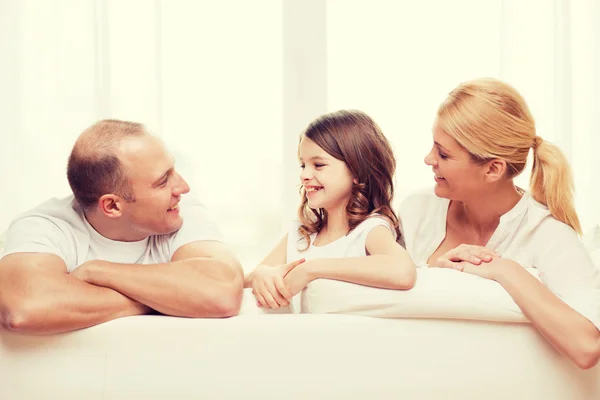 Sorrindo pais e menina em casa — Fotografia de Stock