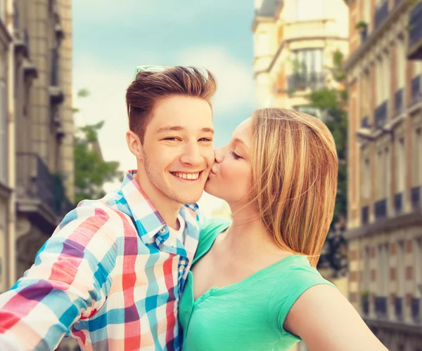 Šťastný pár při selfie nad městem pozadí — Stock fotografie