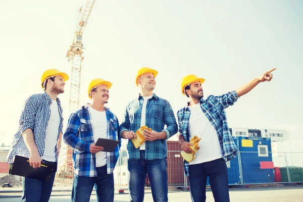 Gruppe av smilende byggherrer med tablettkjerne utendørs – stockfoto