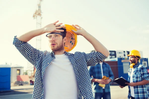 Groep bouwers in hardhats in openlucht — Stockfoto