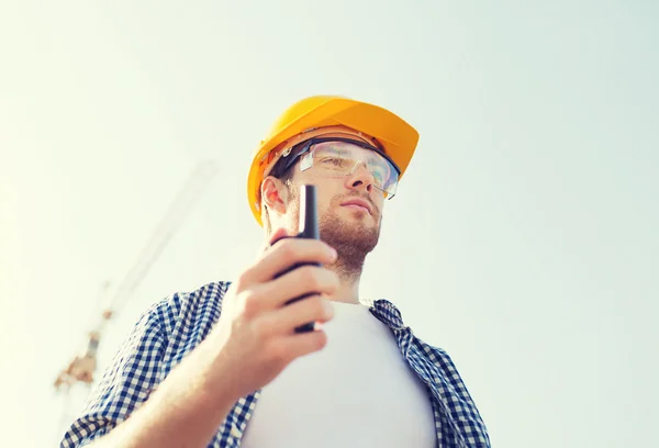 Construtor em hardhat com rádio — Fotografia de Stock