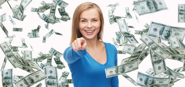 Sorrindo mulher com dinheiro apontando dedo em você — Fotografia de Stock