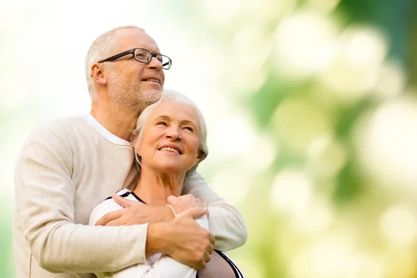 Gelukkige senior paar over groene natuurlijke achtergrond — Stockfoto