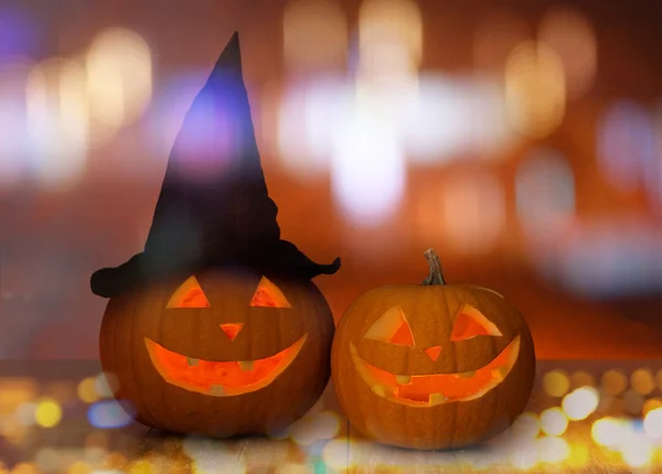 Nahaufnahme geschnitzter Halloween-Kürbisse auf dem Tisch — Stockfoto