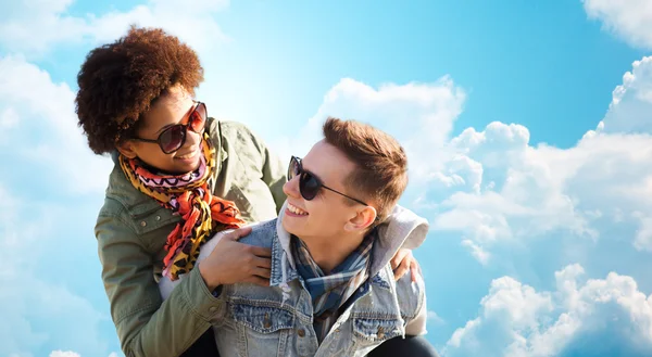 Happy teenage couple in shades having fun outdoors — Stock Photo, Image