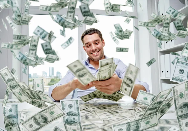 Homem de negócios feliz com montão de dinheiro — Fotografia de Stock