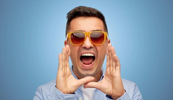 Cara de hombre gritando enojado en camisa y gafas de sol —  Fotos de Stock