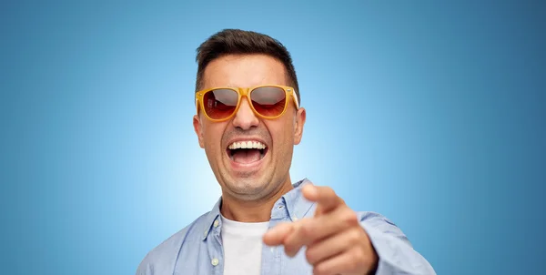 Cara de homem rindo na camisa e óculos de sol — Fotografia de Stock