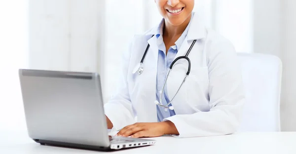 Médico femenino con PC portátil — Foto de Stock