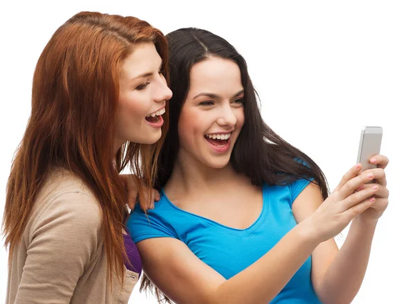 Two smiling teenagers with smartphone — Stock Photo, Image