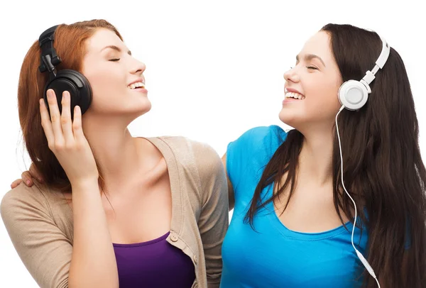 Dois adolescentes sorridentes com fones de ouvido — Fotografia de Stock