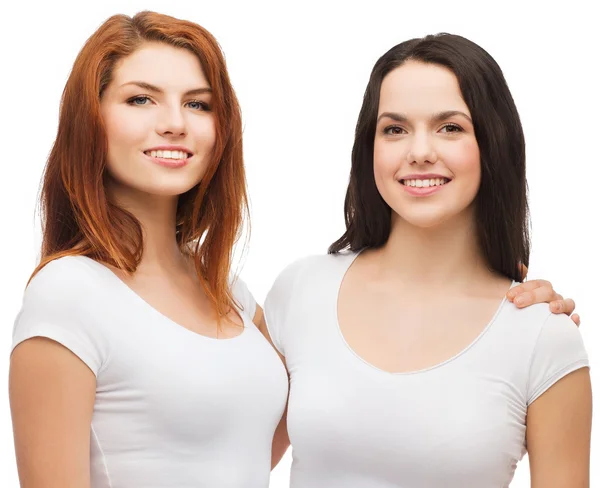 Deux filles riantes en t-shirts blancs étreignant — Photo