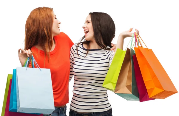 Two smiling teenage girls with shopping bags — Stock Photo, Image