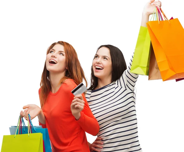 Tizenéves lányok, bevásárló táskák és a hitelkártya — Stock Fotó