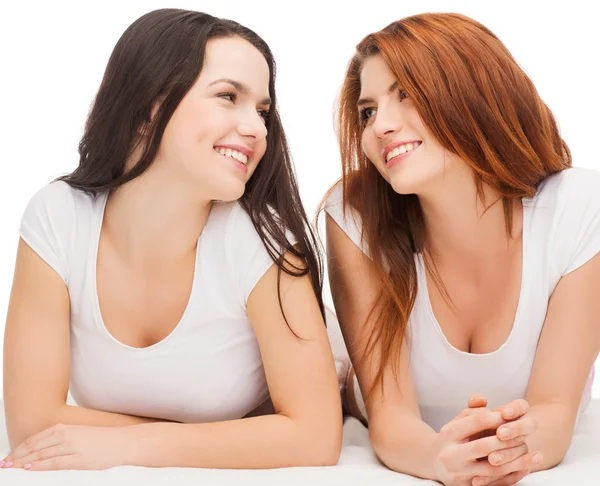 Duas garotas rindo em camisetas brancas — Fotografia de Stock