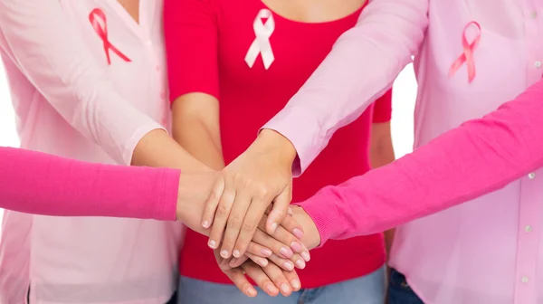 Close up van vrouwen met kanker Bewustzijnslinten — Stockfoto