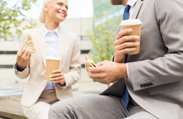 Uzavřít obchodní páru na přestávka na kávu — Stock fotografie