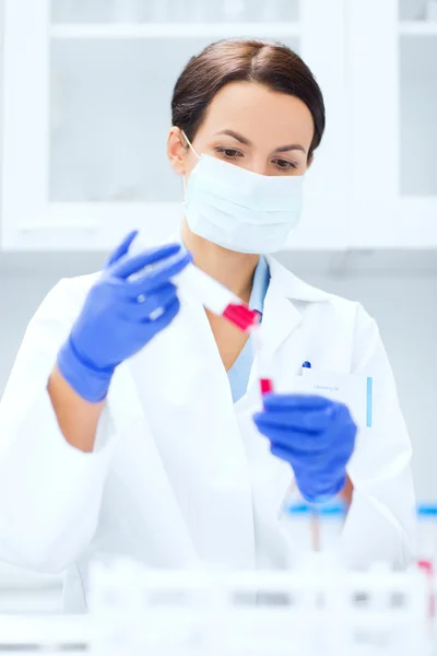 Close up van wetenschapper reageerbuis houden in lab — Stockfoto