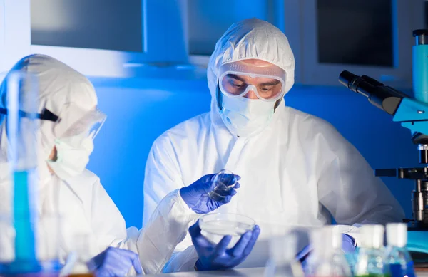 Primer plano de los científicos con muestras de ensayo en laboratorio —  Fotos de Stock