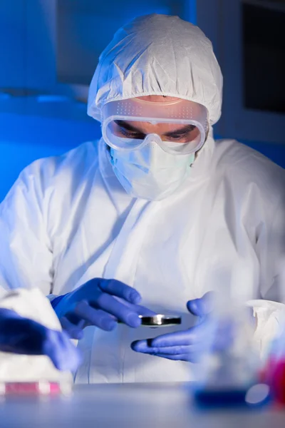 Close up de cientista masculino com amostra de teste em laboratório — Fotografia de Stock