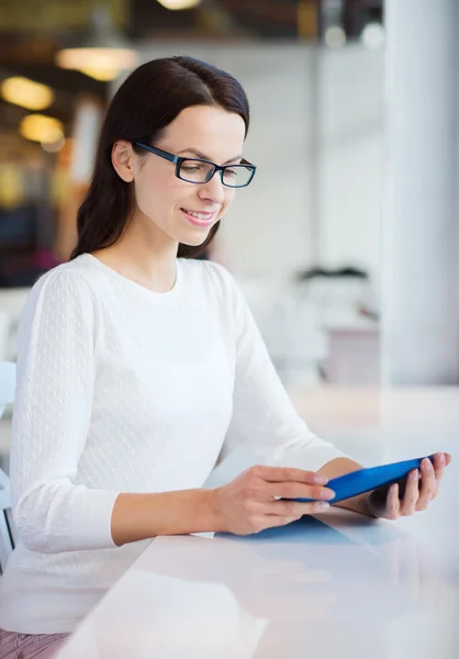 Femme souriante avec tablette pc au café — Photo