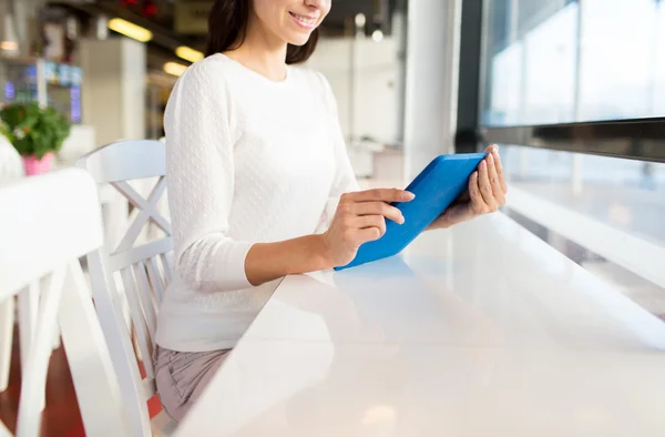Nahaufnahme einer Frau mit Tablet-PC im Café — Stockfoto