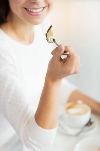 Primer plano de la mujer comiendo pastel en la cafetería o en casa — Foto de Stock