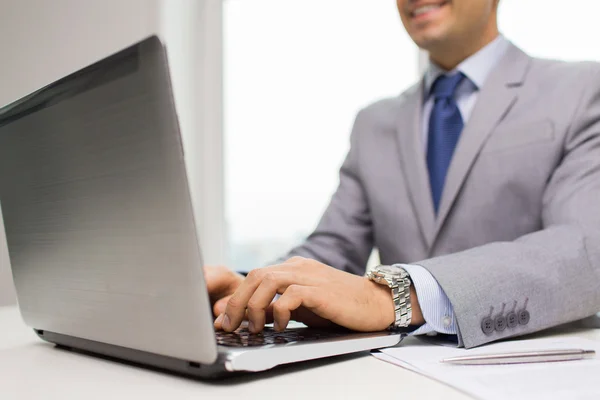 Close up de homem de negócios com laptop e papéis — Fotografia de Stock