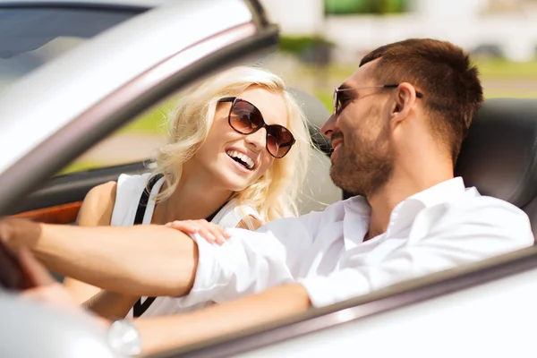 Felice uomo e donna che guidano in auto cabriolet — Foto Stock
