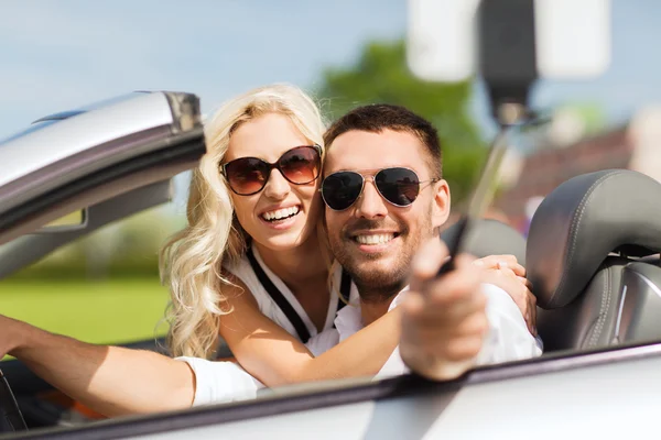 Happy couple in car taking selfie with smartphone — Stock Photo, Image