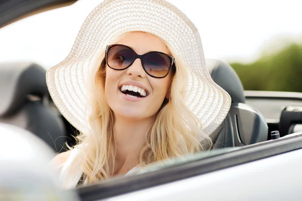 Mujer feliz conduciendo en coche cabriolet —  Fotos de Stock