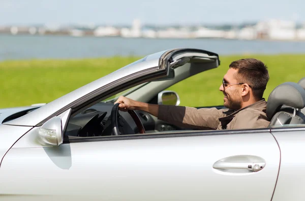 Щасливий чоловік за кермом кабріолет автомобіль на відкритому повітрі — стокове фото