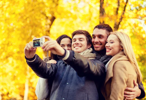 Grupa uśmiechający się mężczyzn i kobiet, co selfie — Zdjęcie stockowe