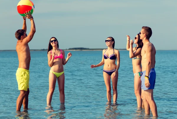 Lachende vrienden in zonnebril op zomer strand — Stockfoto