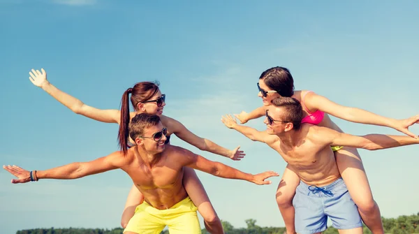 Amis souriants s'amuser sur la plage d'été — Photo