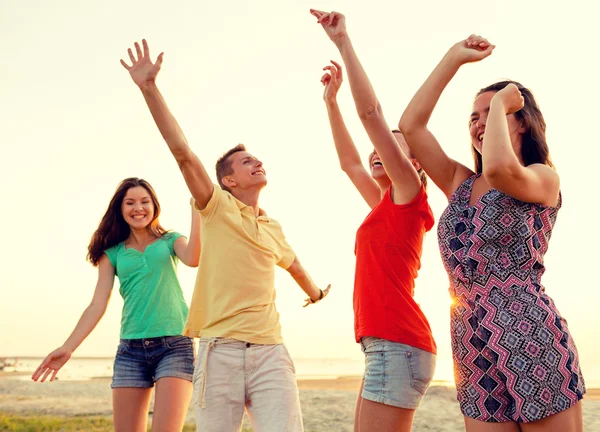 Ler vänner dansar på sommaren beach — Stockfoto
