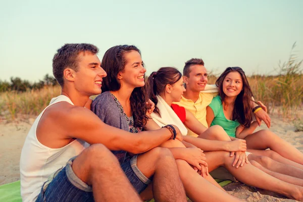 Lachende vrienden in zonnebril op zomer strand — Stockfoto