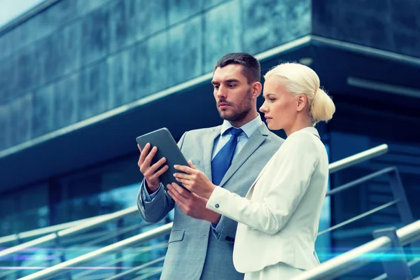 Empresarios con tableta pc al aire libre —  Fotos de Stock