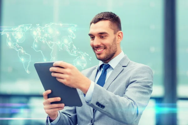 Uśmiechający się biznesmen z komputera typu tablet na zewnątrz — Zdjęcie stockowe