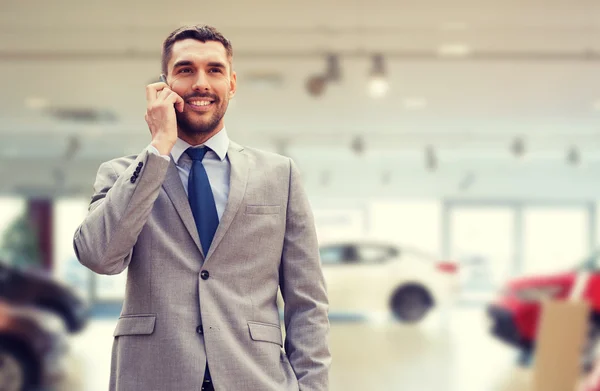 Smiling businessman talking on smartphone — Stock Photo, Image