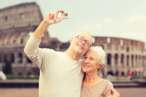 Senior couple photographing over coliseum — Stock Photo, Image