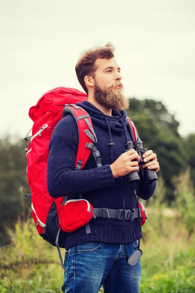 Homem com mochila e binocular ao ar livre — Fotografia de Stock