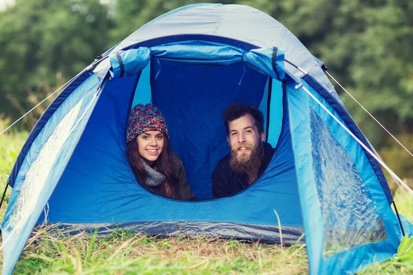 テントから外を見て観光客のカップルの笑顔 — ストック写真