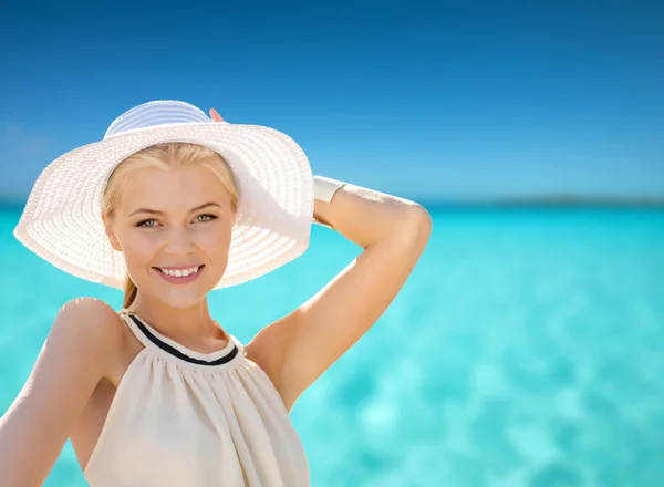 Mooie vrouw genieten zomer buiten — Stockfoto