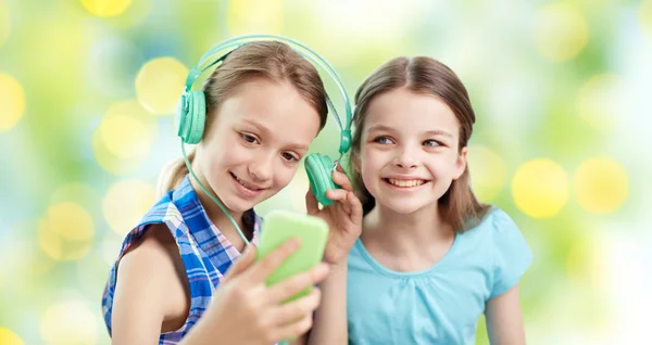 智能手机和耳机的快乐女孩 — 图库照片