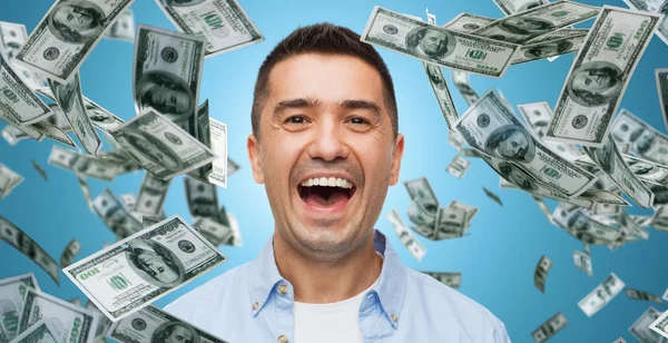 Сміється людина з падаючими доларовими грошима — стокове фото