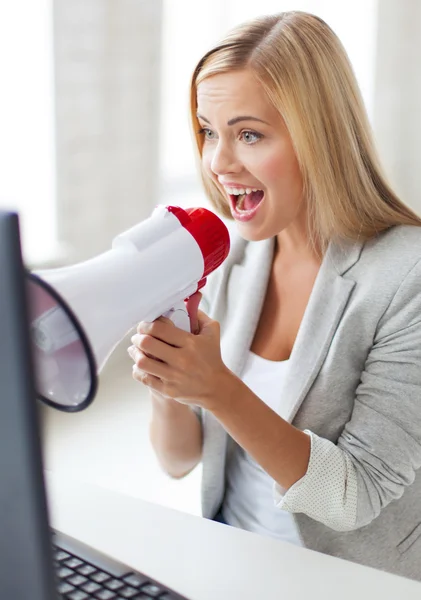 Verrückte Geschäftsfrau brüllt in Megafon — Stockfoto