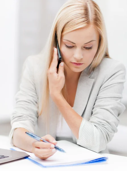 Donna d'affari con telefono — Foto Stock