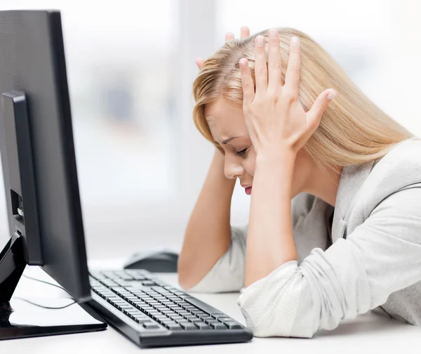 Benadrukt vrouw met computer — Stockfoto